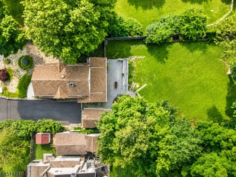 20 Shawnee Rd Hopatcong, NJ 07843