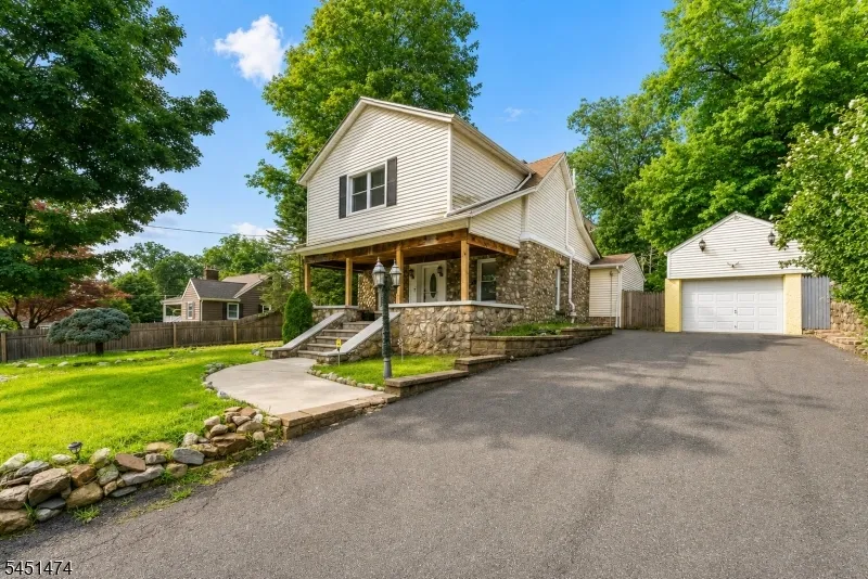 20 Shawnee Rd Hopatcong, NJ 07843