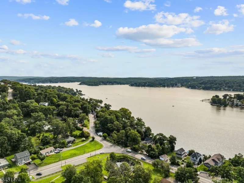 20 Shawnee Rd Hopatcong, NJ 07843