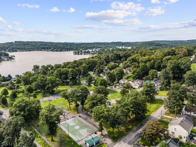 20 Shawnee Rd Hopatcong, NJ 07843