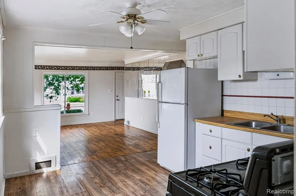 27114 Baldwin Avenue Warren City, MI 48092