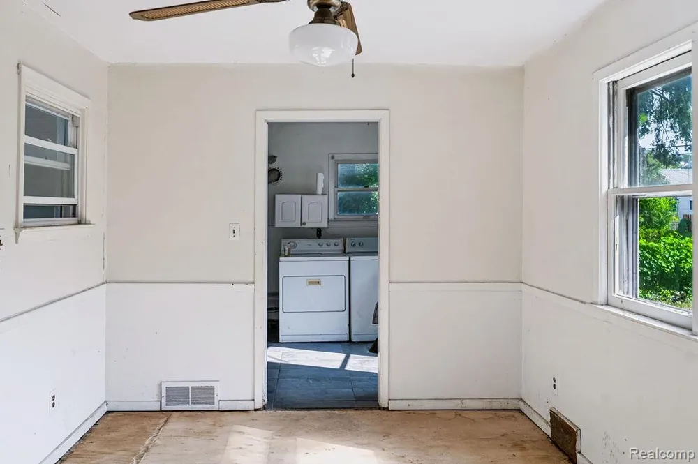 27114 Baldwin Avenue Warren City, MI 48092