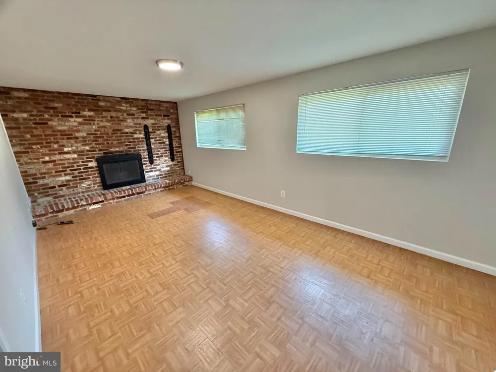 7700 GLENISTER DRIVE Springfield, VA 22152
