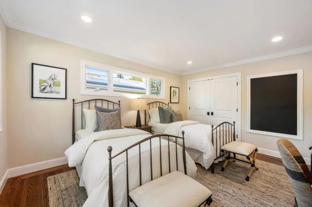 250 East Creek Drive Menlo Park, CA 94025