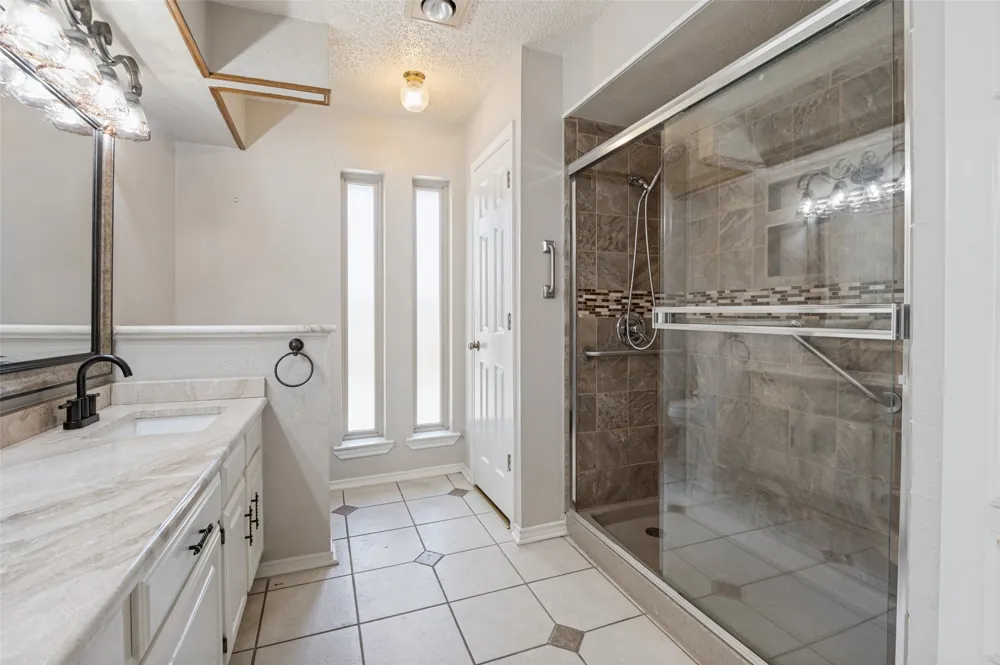 1900 Oakbluff Drive Carrollton, TX 75007