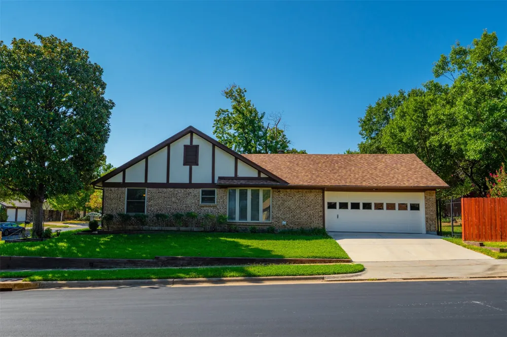 3824 Fox Hollow Drive Bedford, TX 76021