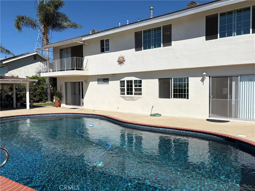 1742 La Mesa Oaks San Dimas, CA 91773