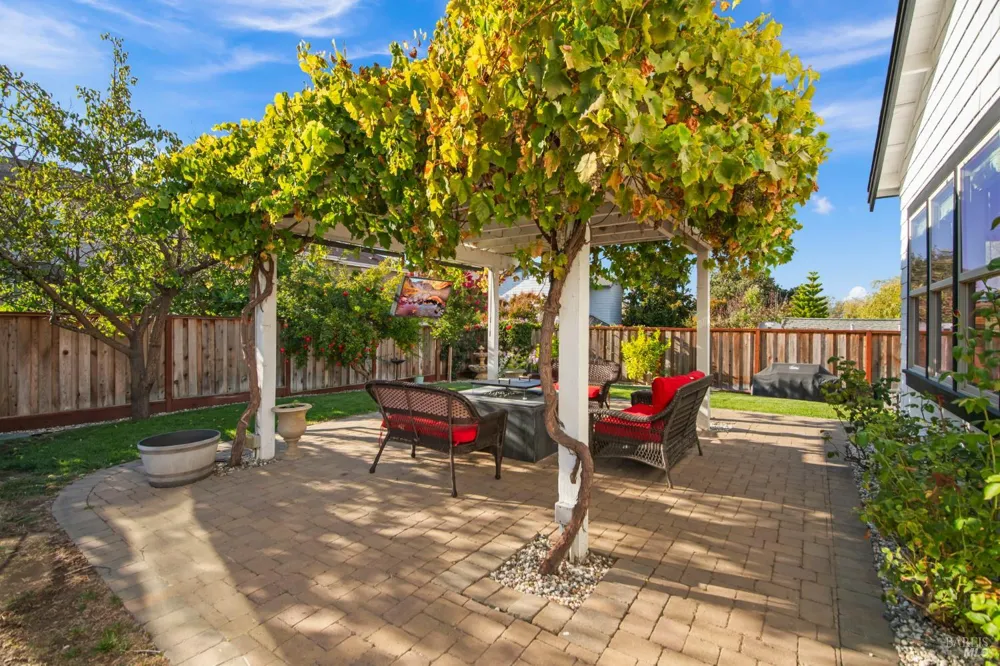 74 Rovina Lane Petaluma, CA 94952