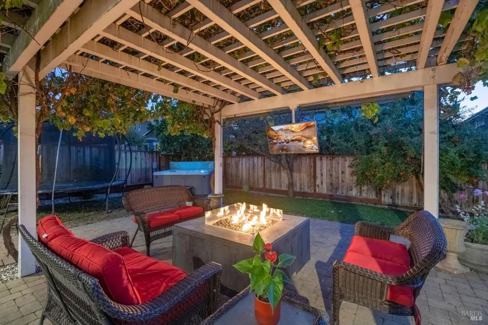 74 Rovina Lane Petaluma, CA 94952