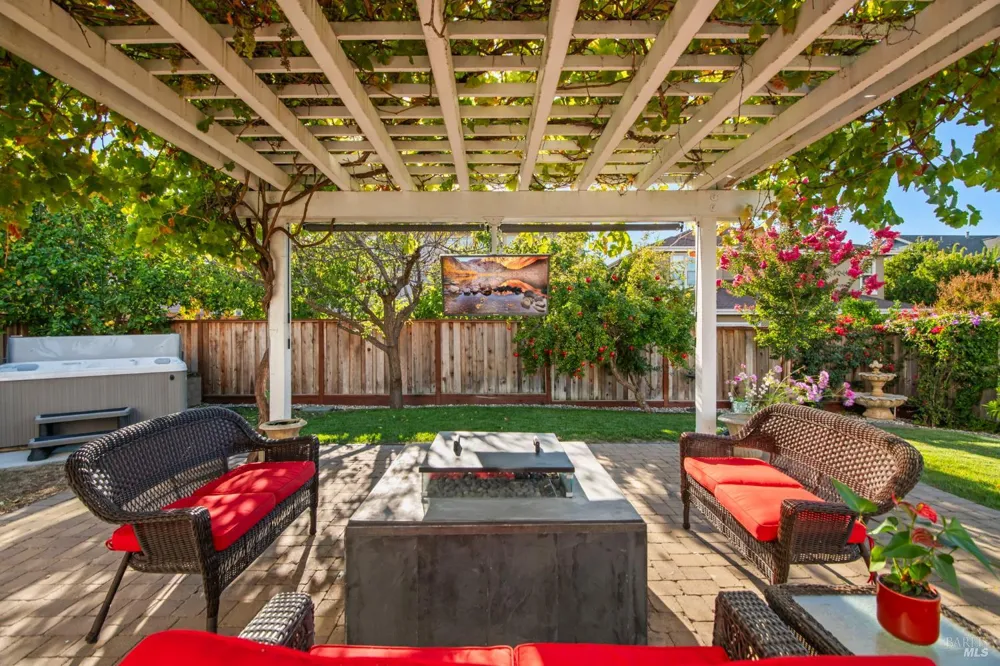 74 Rovina Lane Petaluma, CA 94952