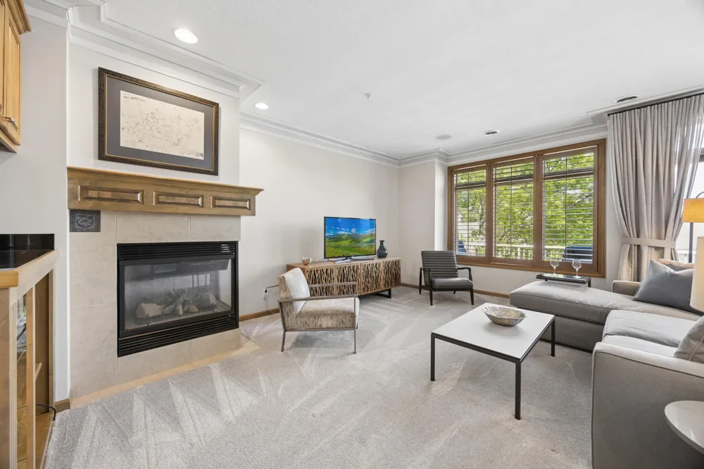 365 Willoughby Way W Minnetonka, MN 55305