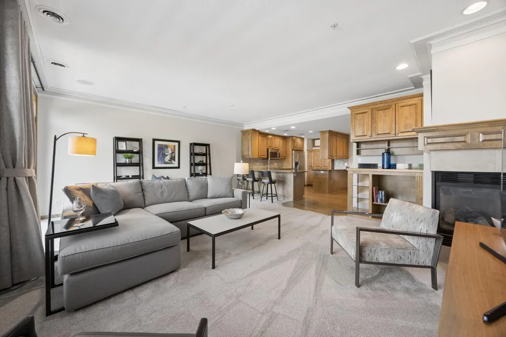 365 Willoughby Way W Minnetonka, MN 55305