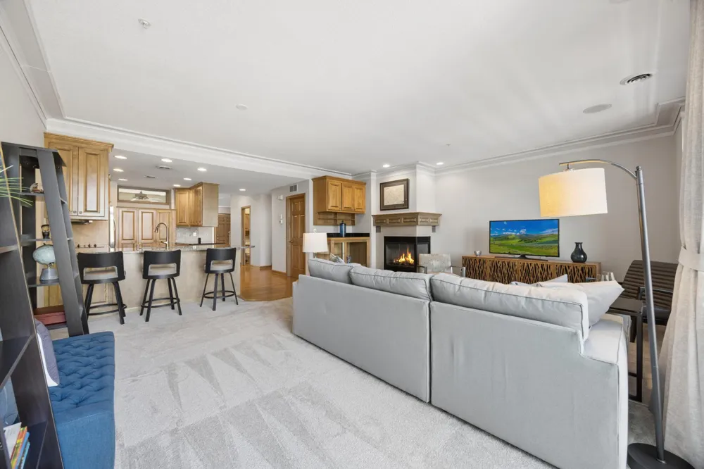 365 Willoughby Way W Minnetonka, MN 55305