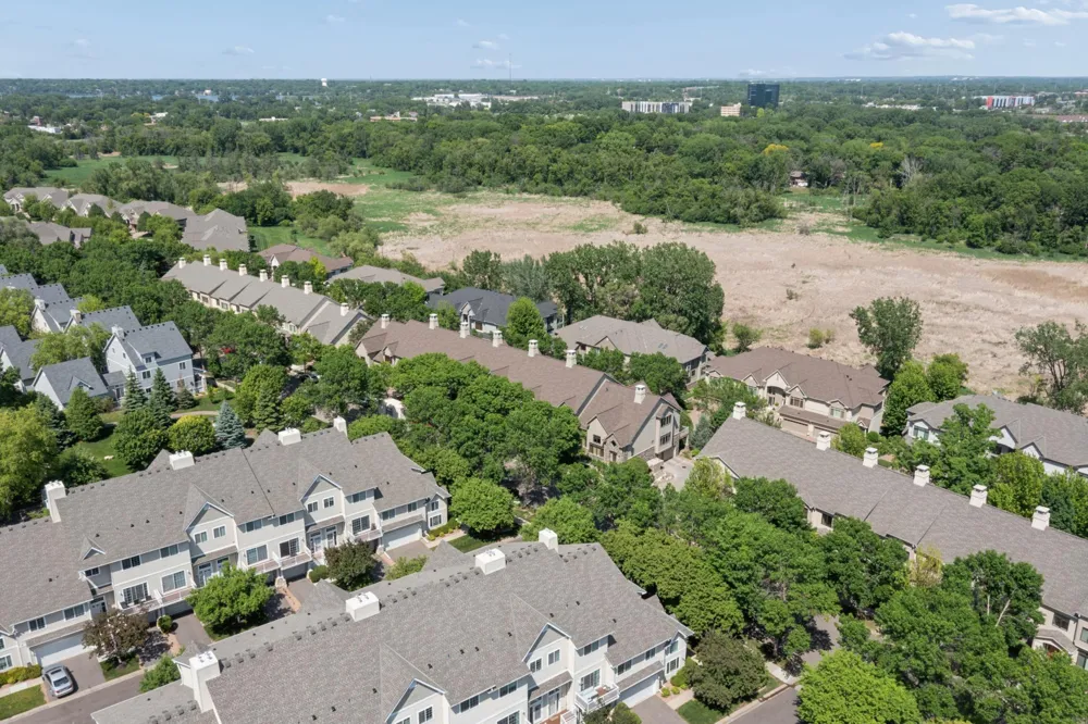 365 Willoughby Way W Minnetonka, MN 55305