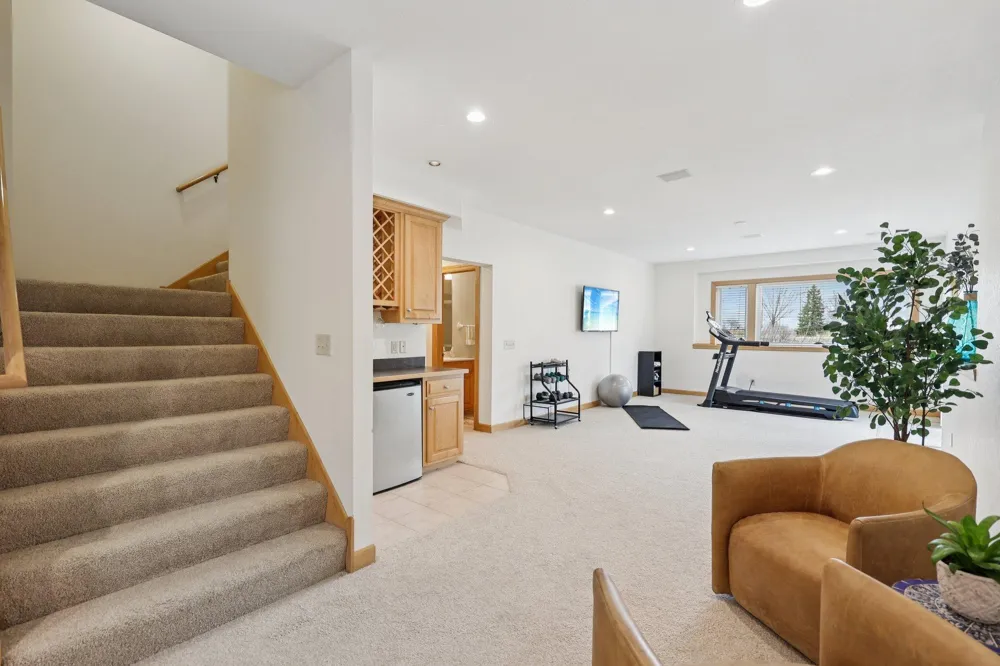 8813 Woodhill Drive Savage, MN 55378