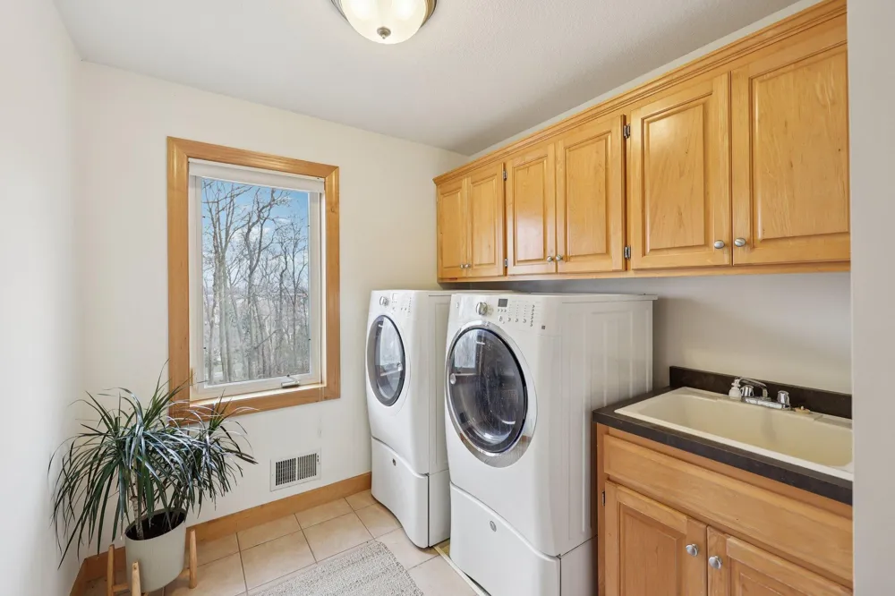 8813 Woodhill Drive Savage, MN 55378