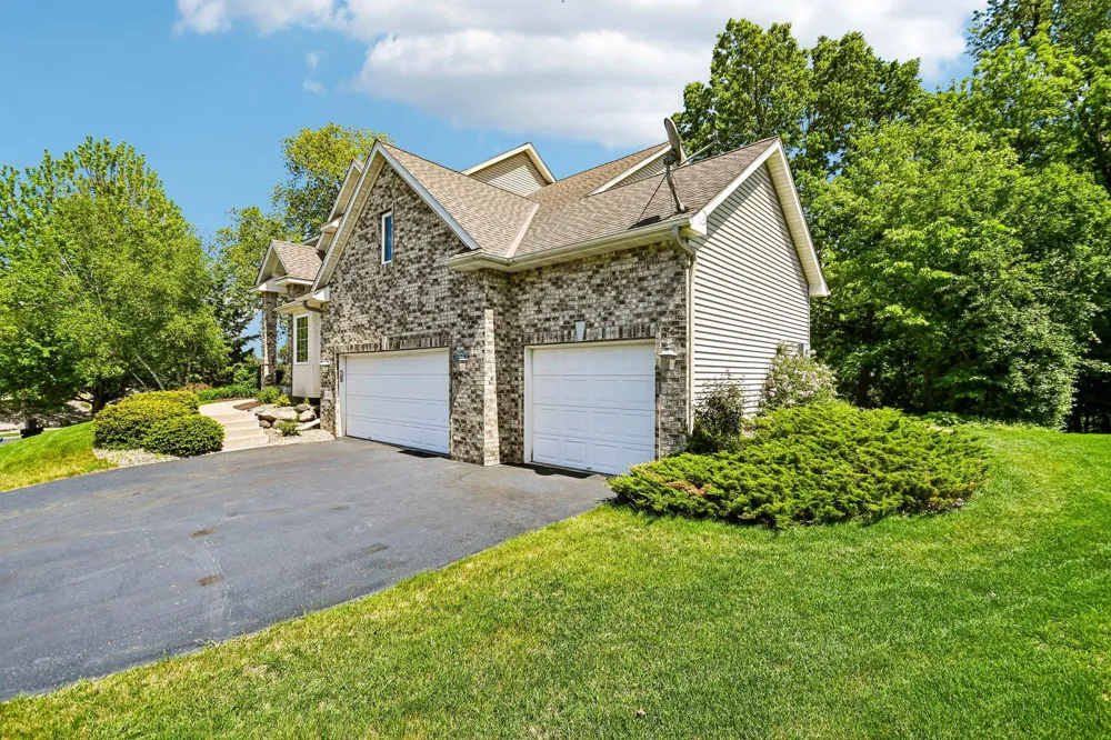8813 Woodhill Drive Savage, MN 55378