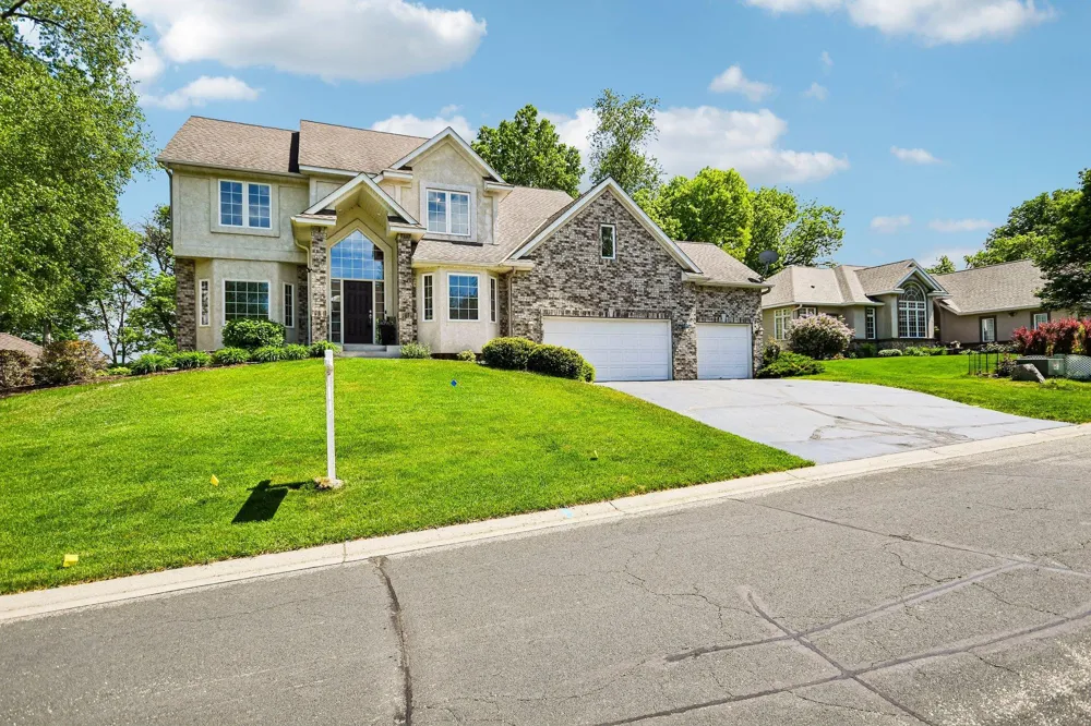 8813 Woodhill Drive Savage, MN 55378