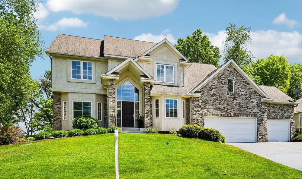 8813 Woodhill Drive Savage, MN 55378