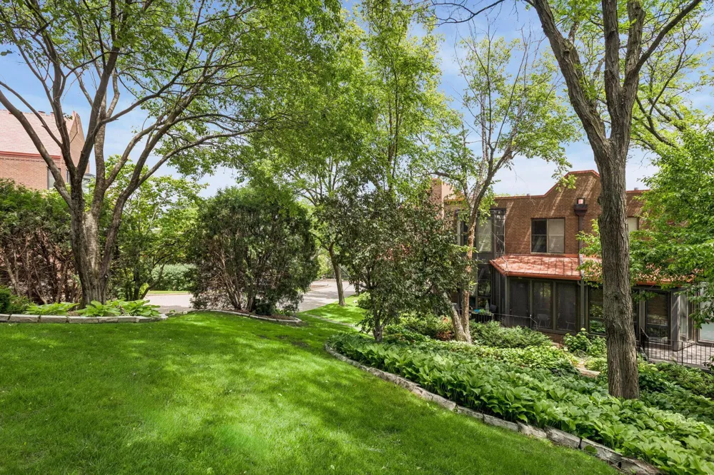 1220 Mount Curve Avenue Minneapolis, MN 55403
