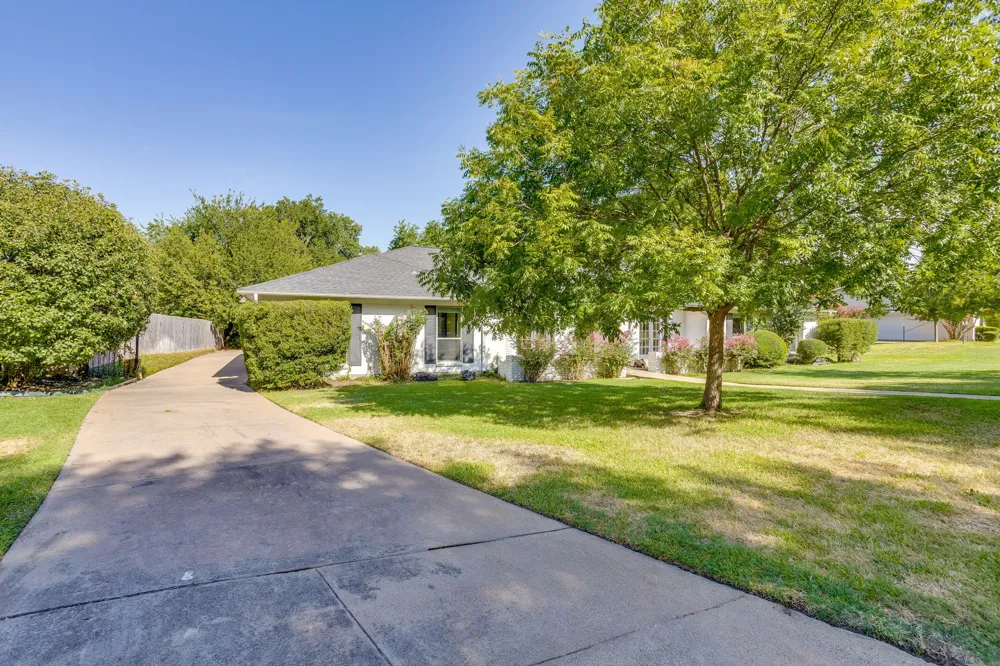 28 Bounty Road W Benbrook, TX 76132