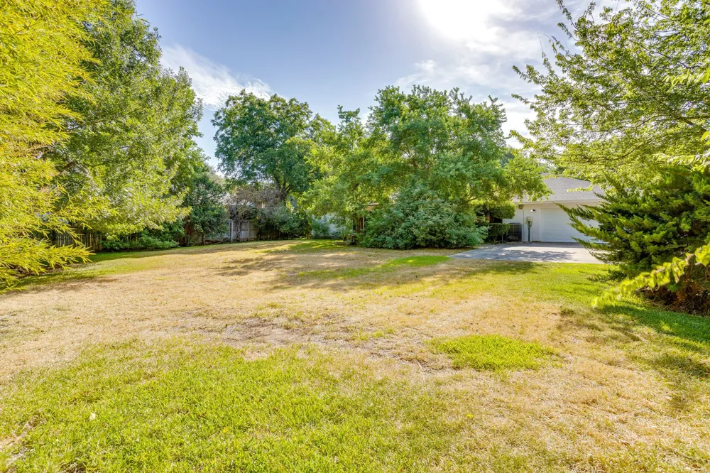 28 Bounty Road W Benbrook, TX 76132