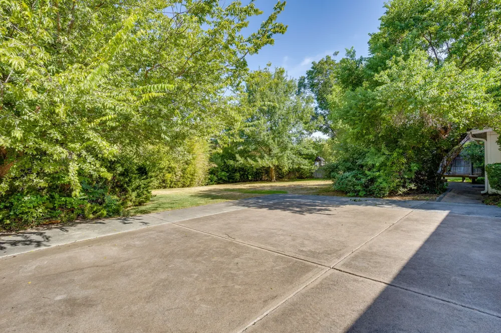 28 Bounty Road W Benbrook, TX 76132