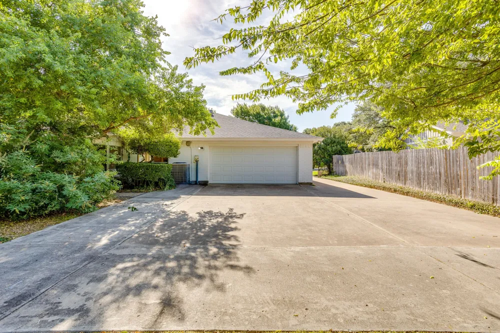 28 Bounty Road W Benbrook, TX 76132