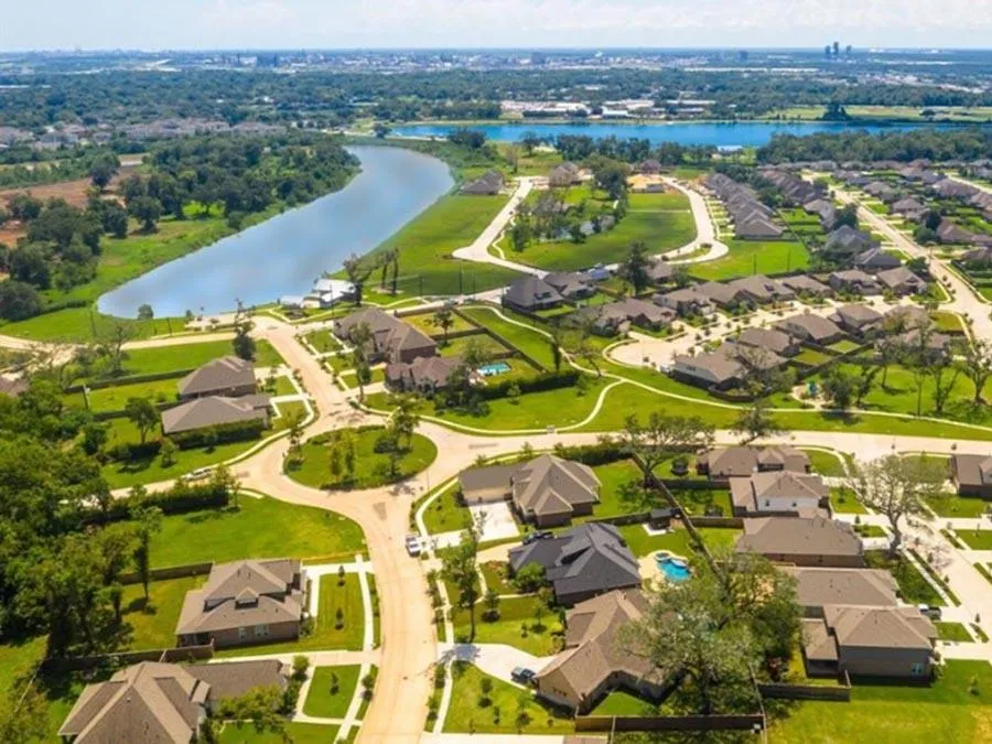 117 Water Grass Trail Clute, TX 77531