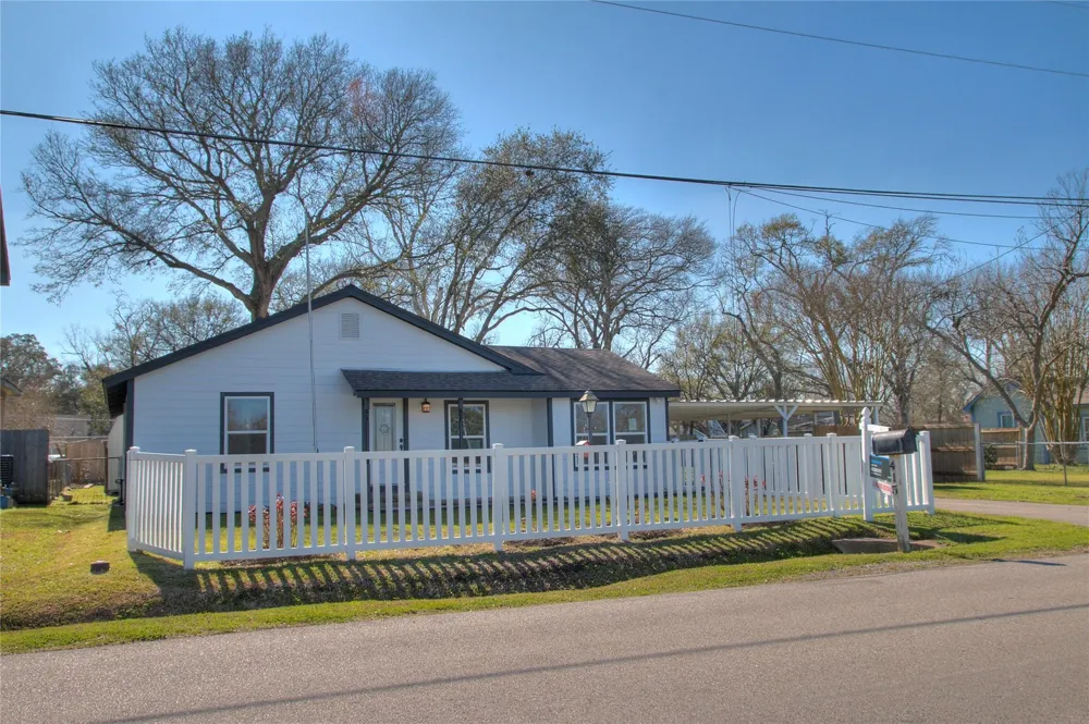 415 Perkins Avenue League City, TX 77573