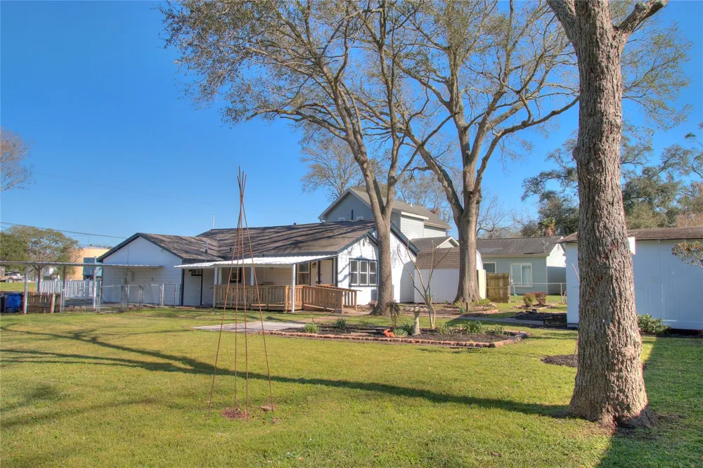 415 Perkins Avenue League City, TX 77573