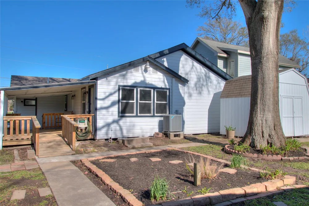 415 Perkins Avenue League City, TX 77573