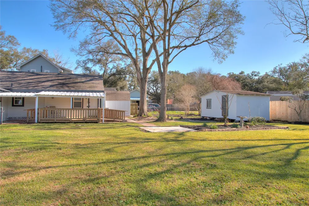 415 Perkins Avenue League City, TX 77573