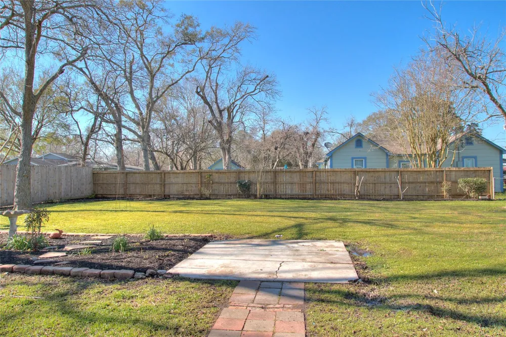 415 Perkins Avenue League City, TX 77573