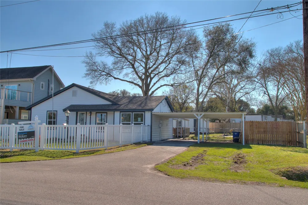 415 Perkins Avenue League City, TX 77573