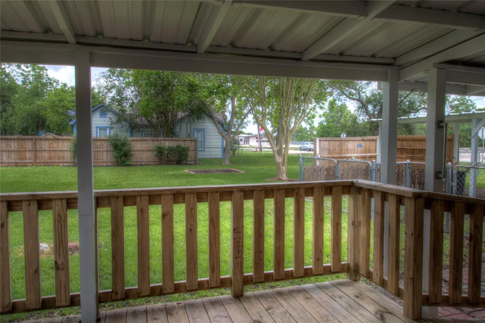 415 Perkins Avenue League City, TX 77573