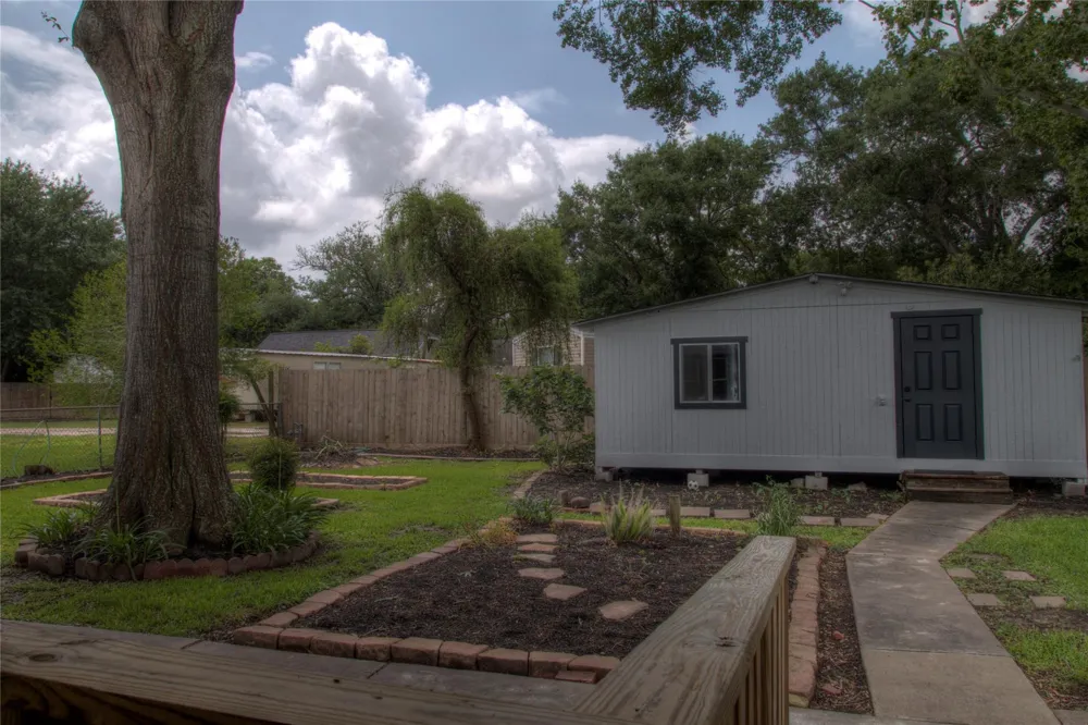 415 Perkins Avenue League City, TX 77573