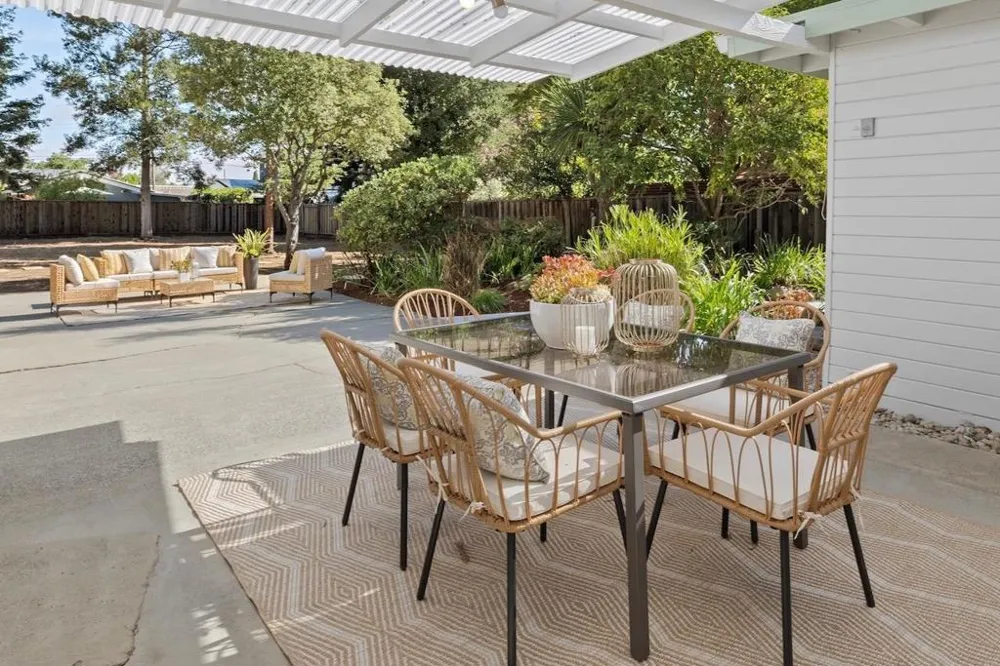 1762 Pilgrim Avenue Mountain View, CA 94040