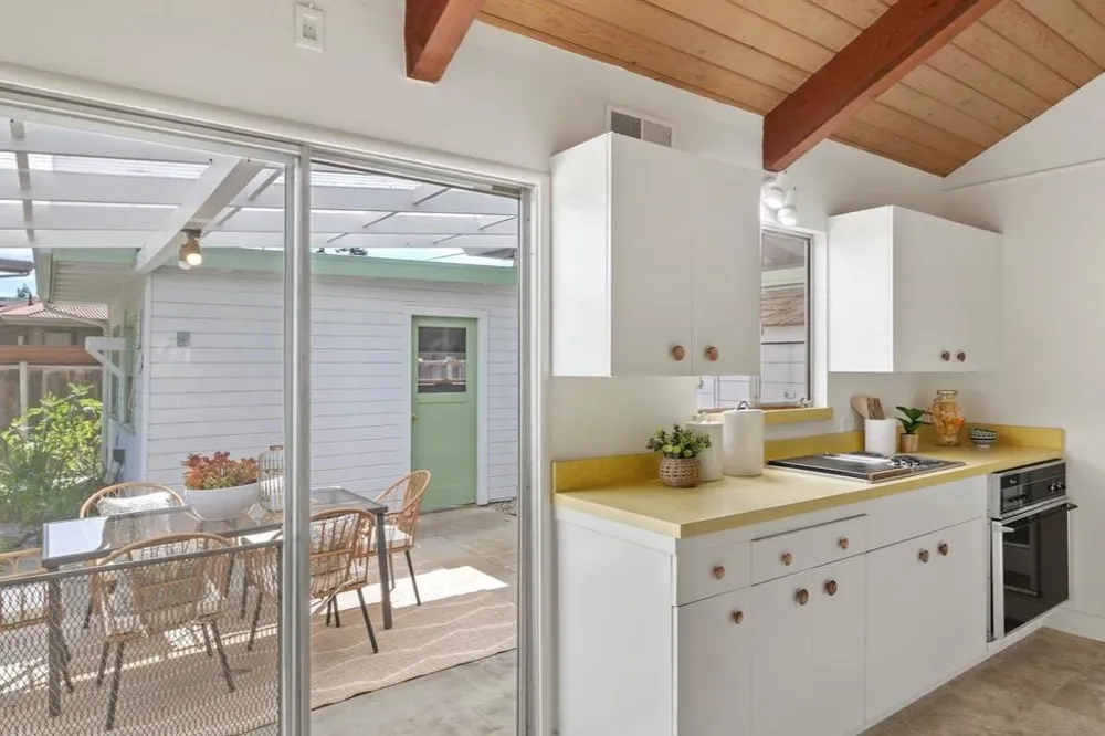1762 Pilgrim Avenue Mountain View, CA 94040