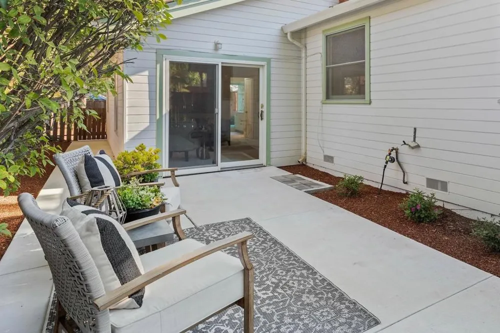 1762 Pilgrim Avenue Mountain View, CA 94040