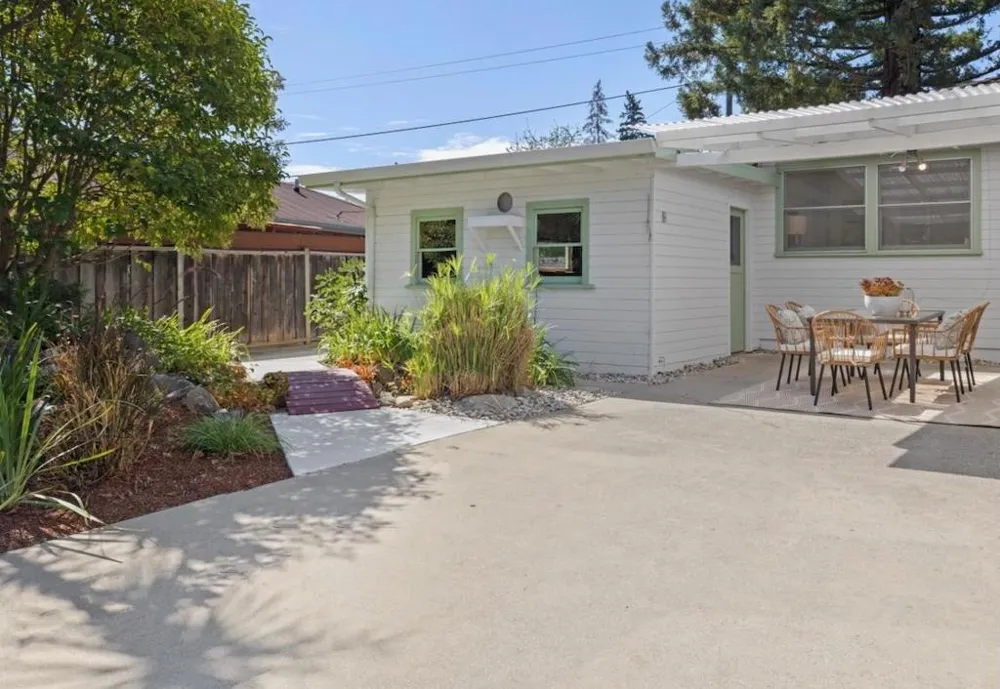 1762 Pilgrim Avenue Mountain View, CA 94040