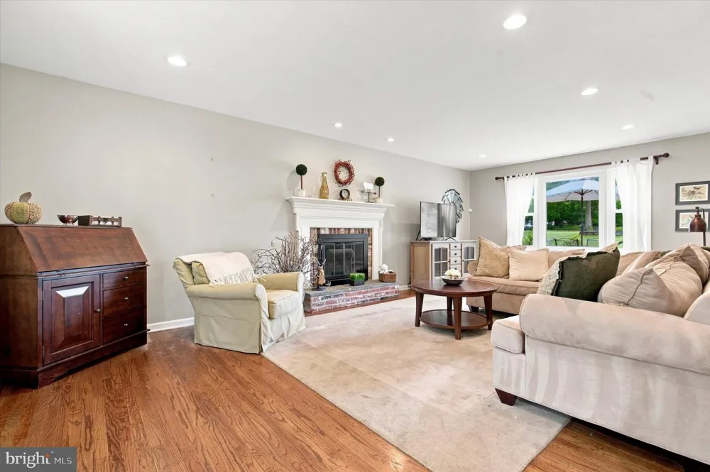 623 HILLSIDE ROAD Blue Bell, PA 19422