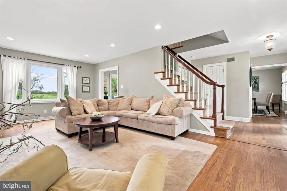 623 HILLSIDE ROAD Blue Bell, PA 19422