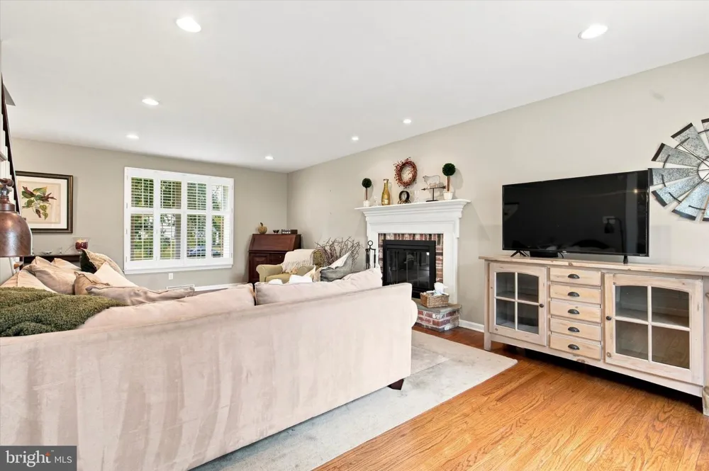 623 HILLSIDE ROAD Blue Bell, PA 19422