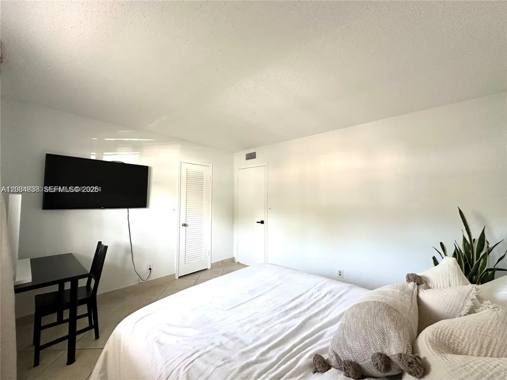 620 NE 12th Ave #102 Hallandale Beach, FL 33009