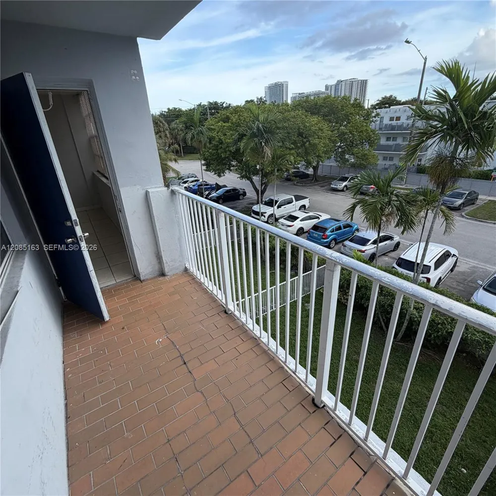 2175 NE 170th St #307 North Miami Beach, FL 33162