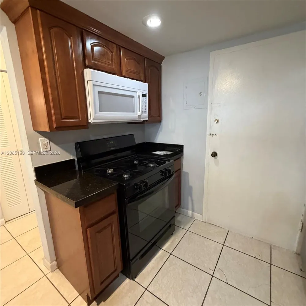 2175 NE 170th St #307 North Miami Beach, FL 33162