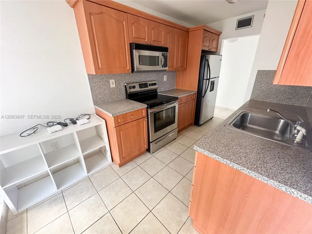 6061 Collins Ave #23B Miami Beach, FL 33140