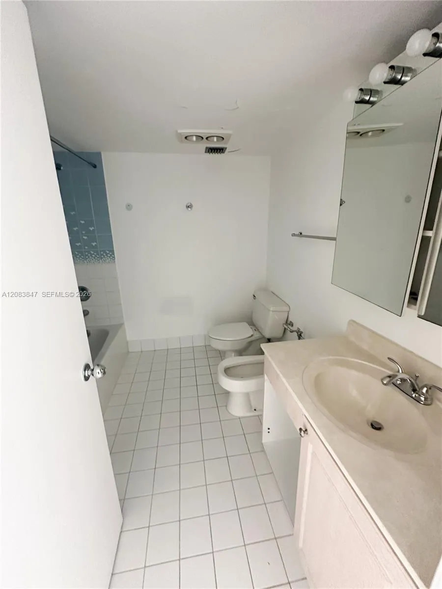 6061 Collins Ave #23B Miami Beach, FL 33140