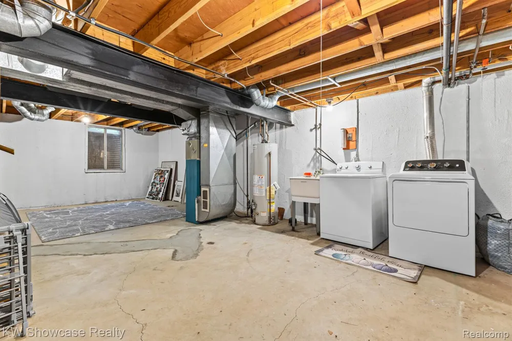5697 Whitfield Drive Troy City, MI 48098